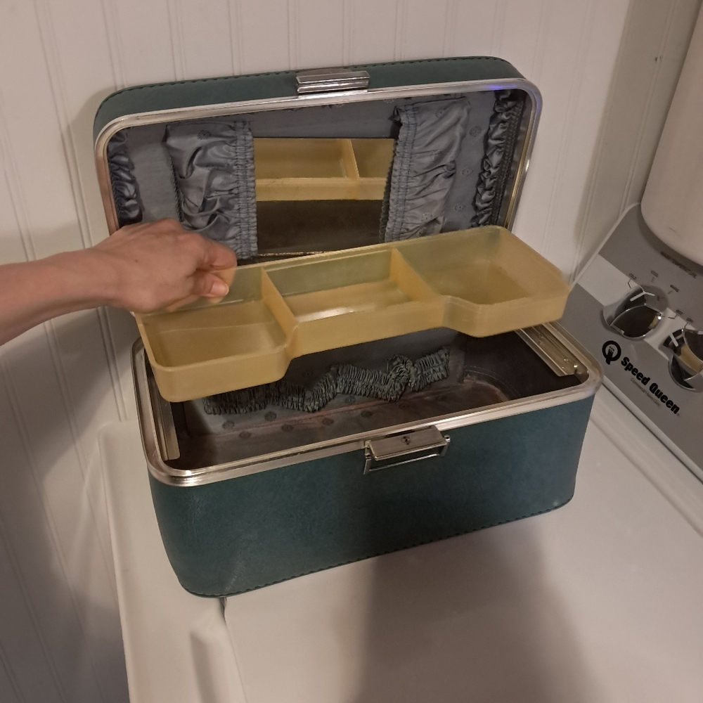 Vintage Towncraft Train case Travel Bag Make Up Box Suitcase Prop - Picture 10 of 15